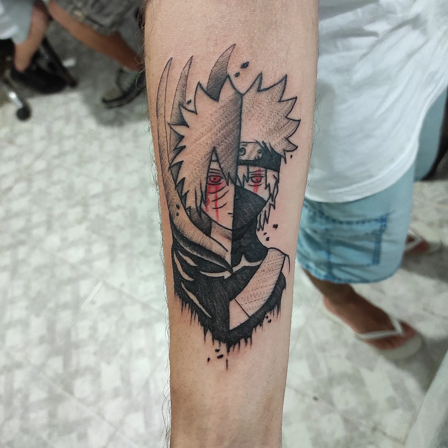 Tatuagem geek split Kakashi e Obito com sharingan vermelho no antebraço
