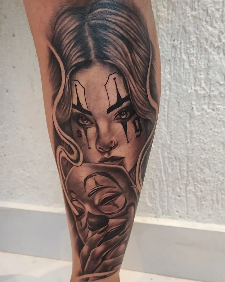 Tatuagem chicana de garota com máscara de palhaço na panturrilha