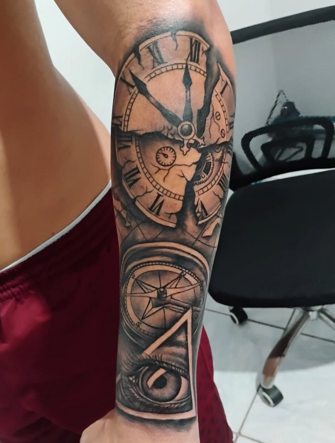 Tatuagem realista de relógio e bússola no antebraço