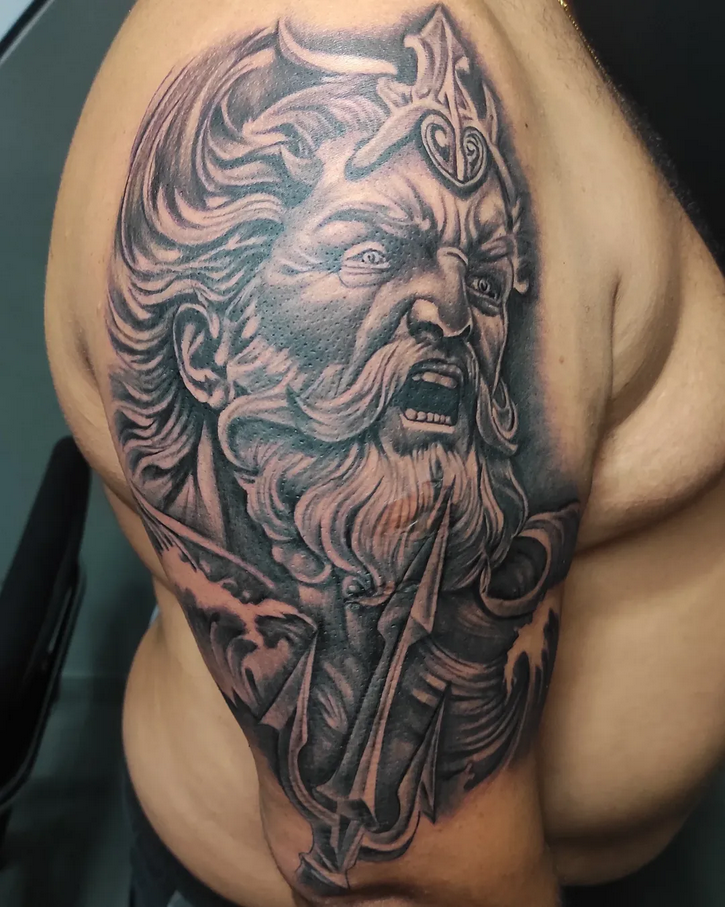 Tatuagem de Poseidon com tridente no ombro